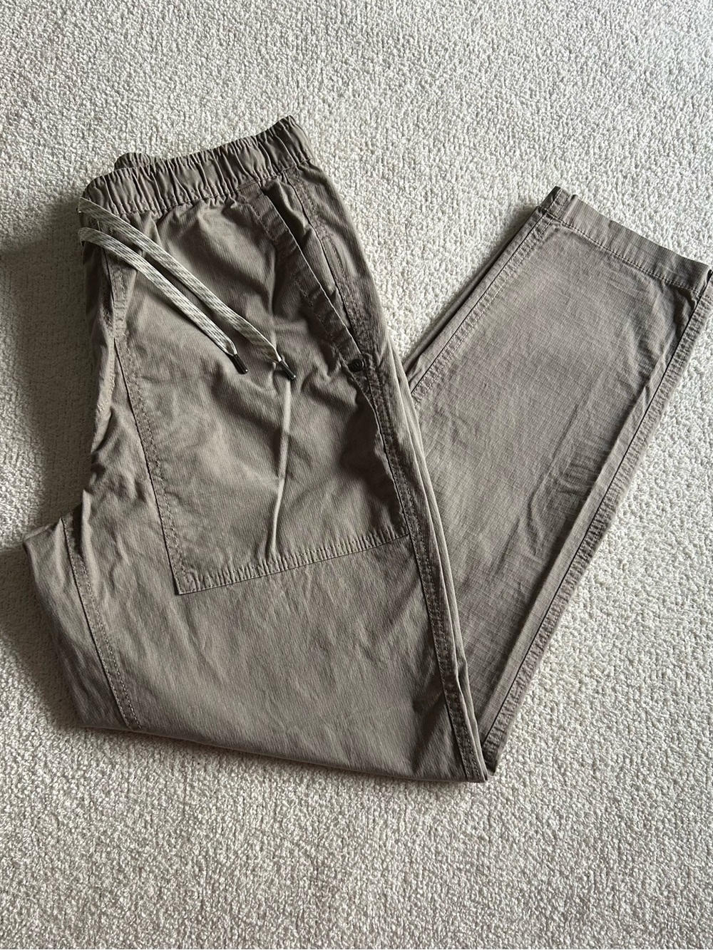 Vuori Men's Pants with Drawstring Waist in Taupe